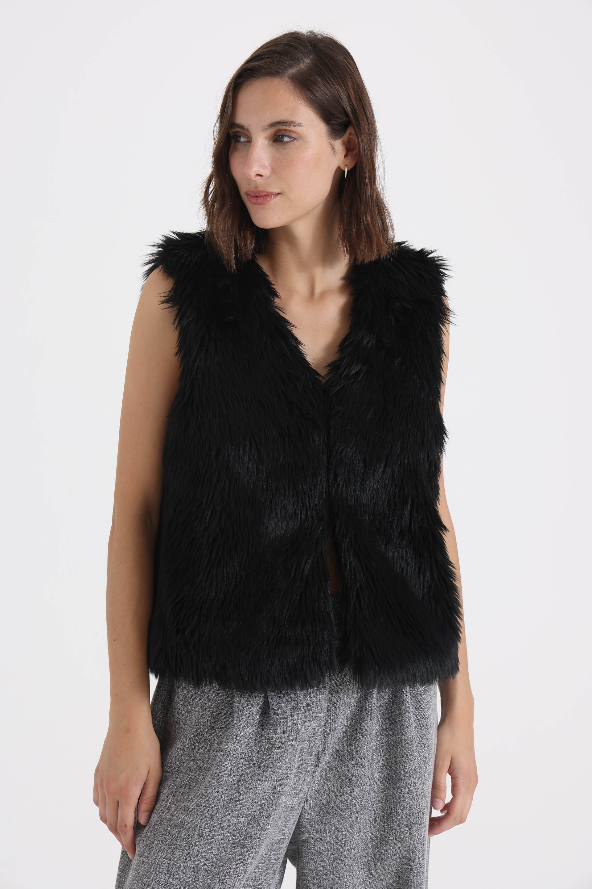 CHALECO-DE-PIEL-NEGRO-1600173102