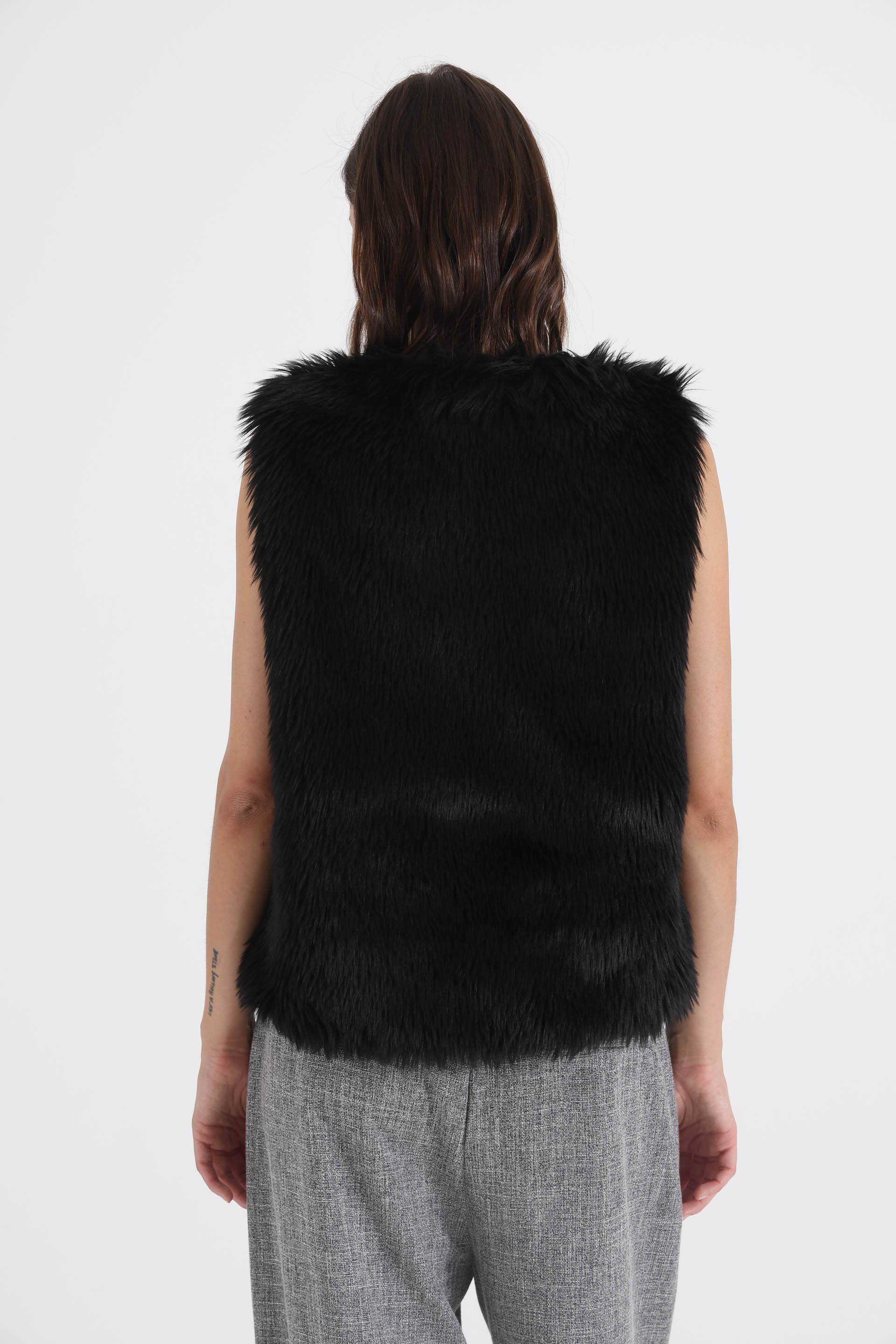 CHALECO-DE-PIEL-NEGRO-1600173102