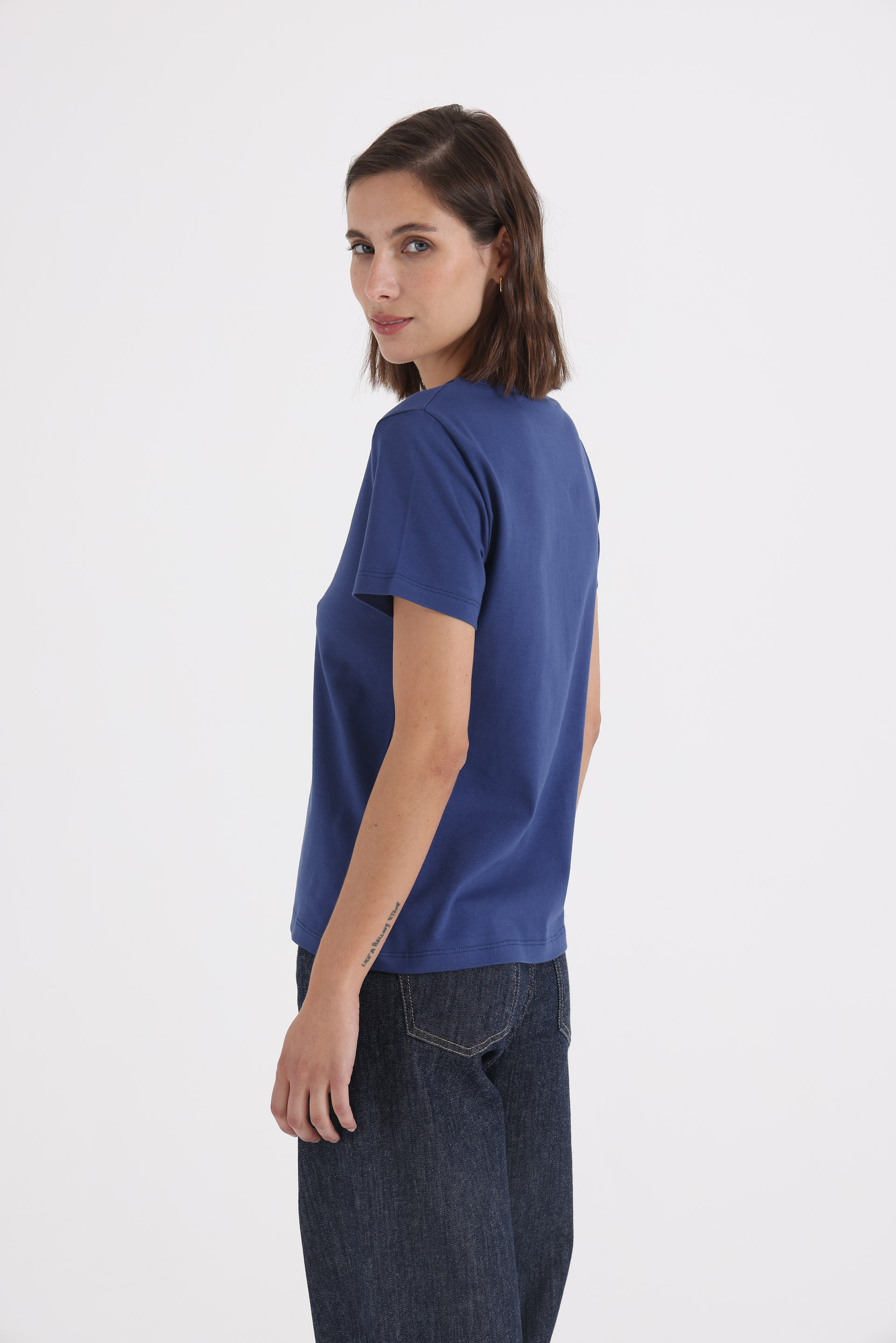 REMERA-MANGA-CORTA-PENELOPE-ESC-V-AZUL MARINO-2401467104