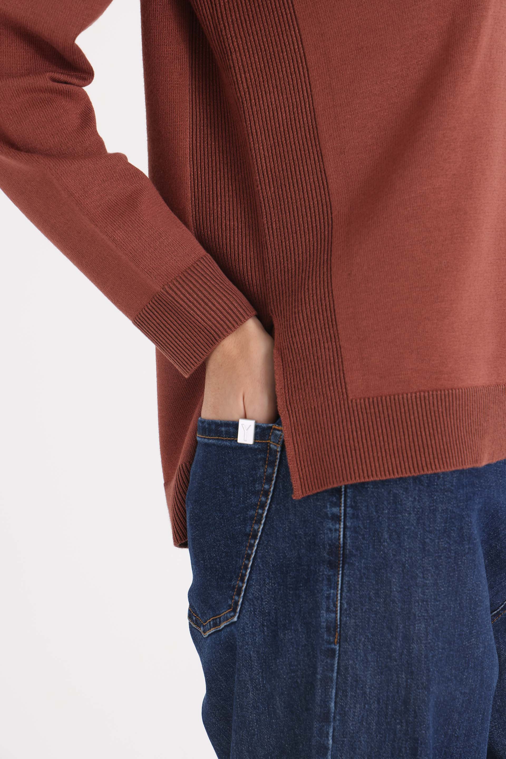 SWEATER-LYNN-ESCOTE-EN-V-MARRON-0800373110