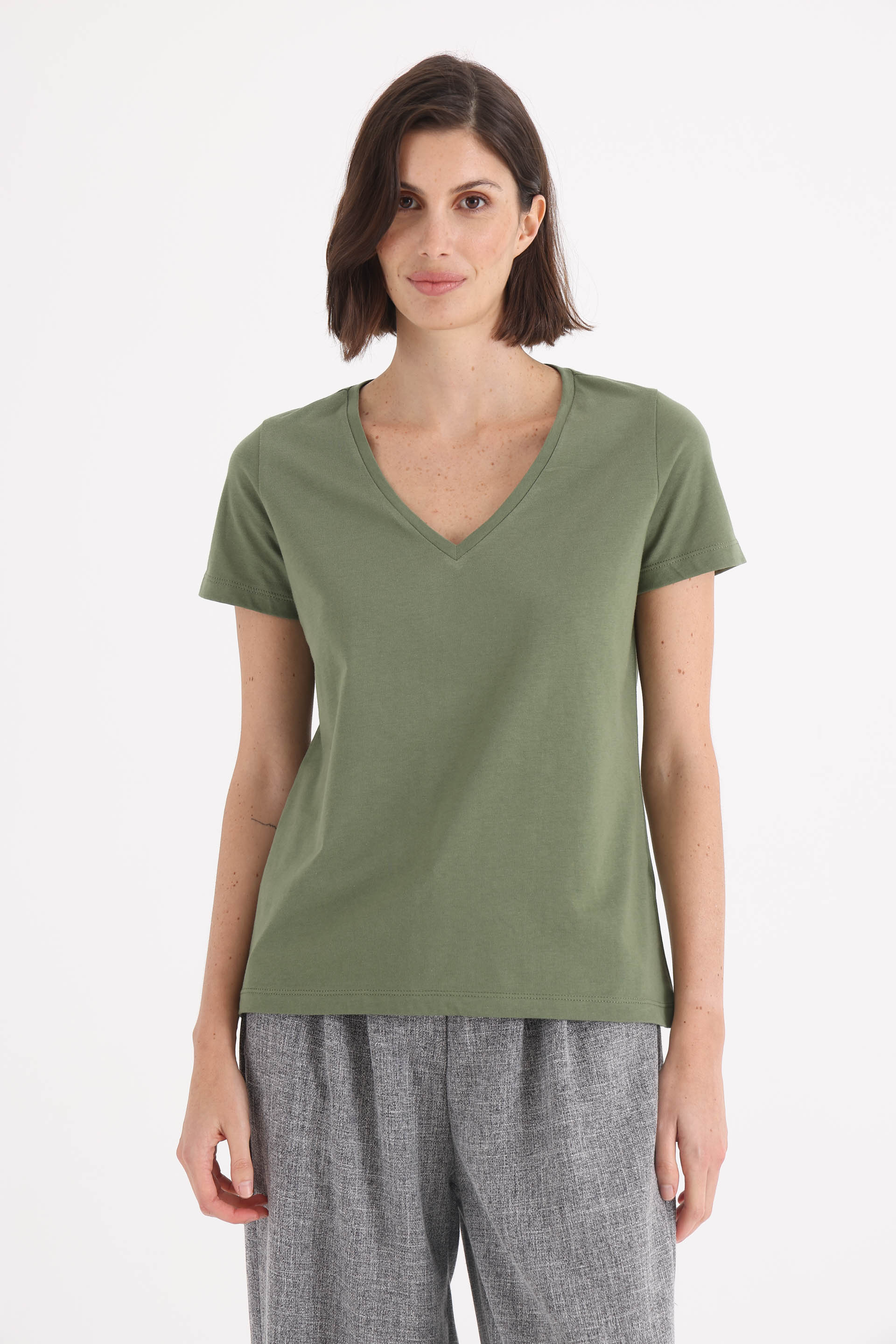 remera-manga-corta-helena-esc-v-verde-musgo-24014681vm