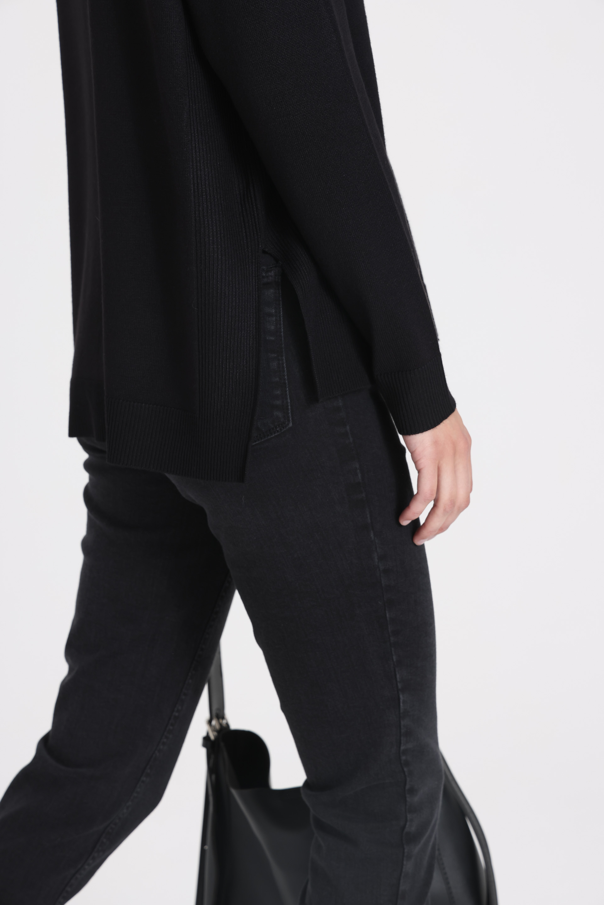 SWEATER PUNTO LYNN ESCOTE V NEGRO