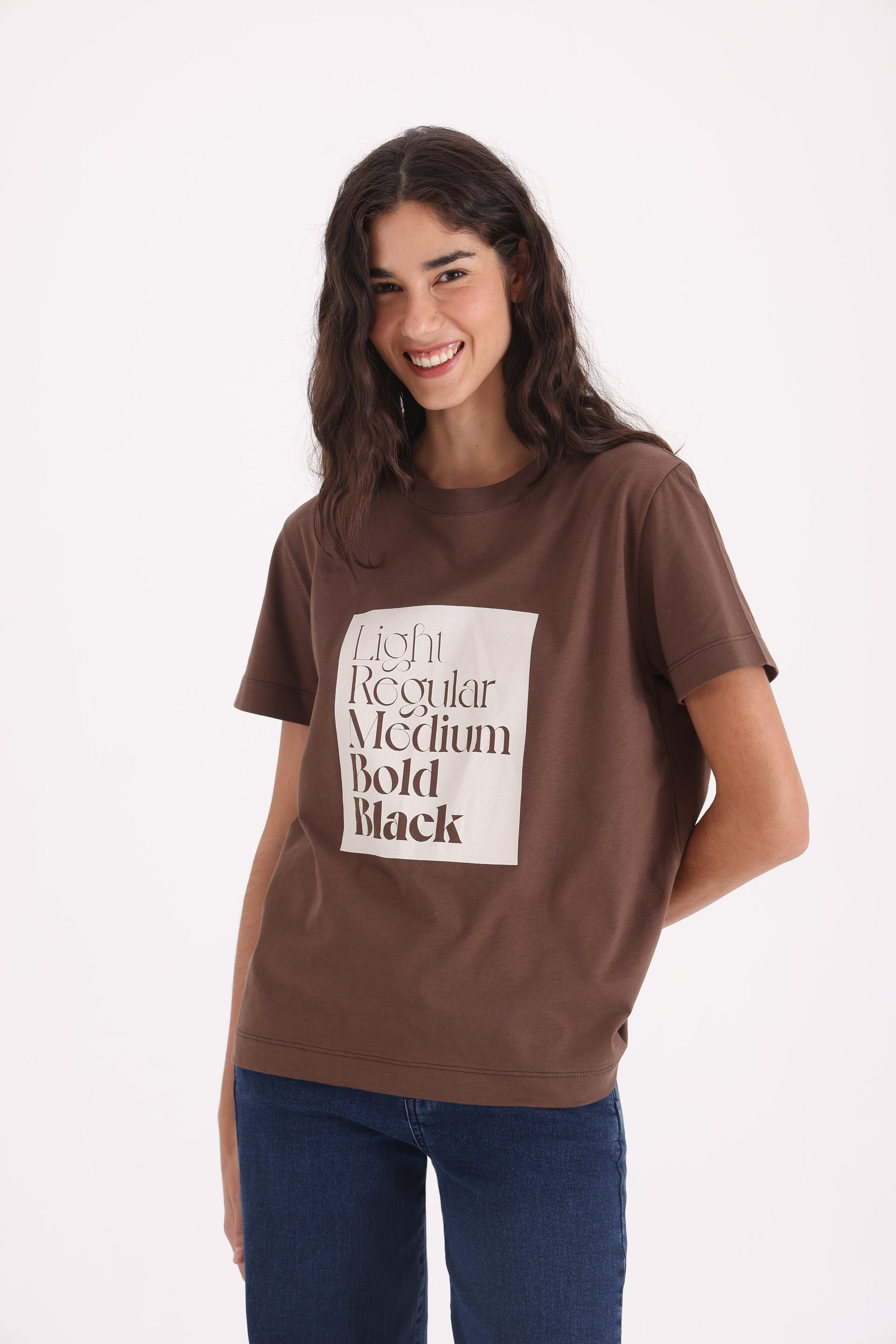 REMERA-ALGODÓN-MC-FONT-CHOCOLATE-24014911CH