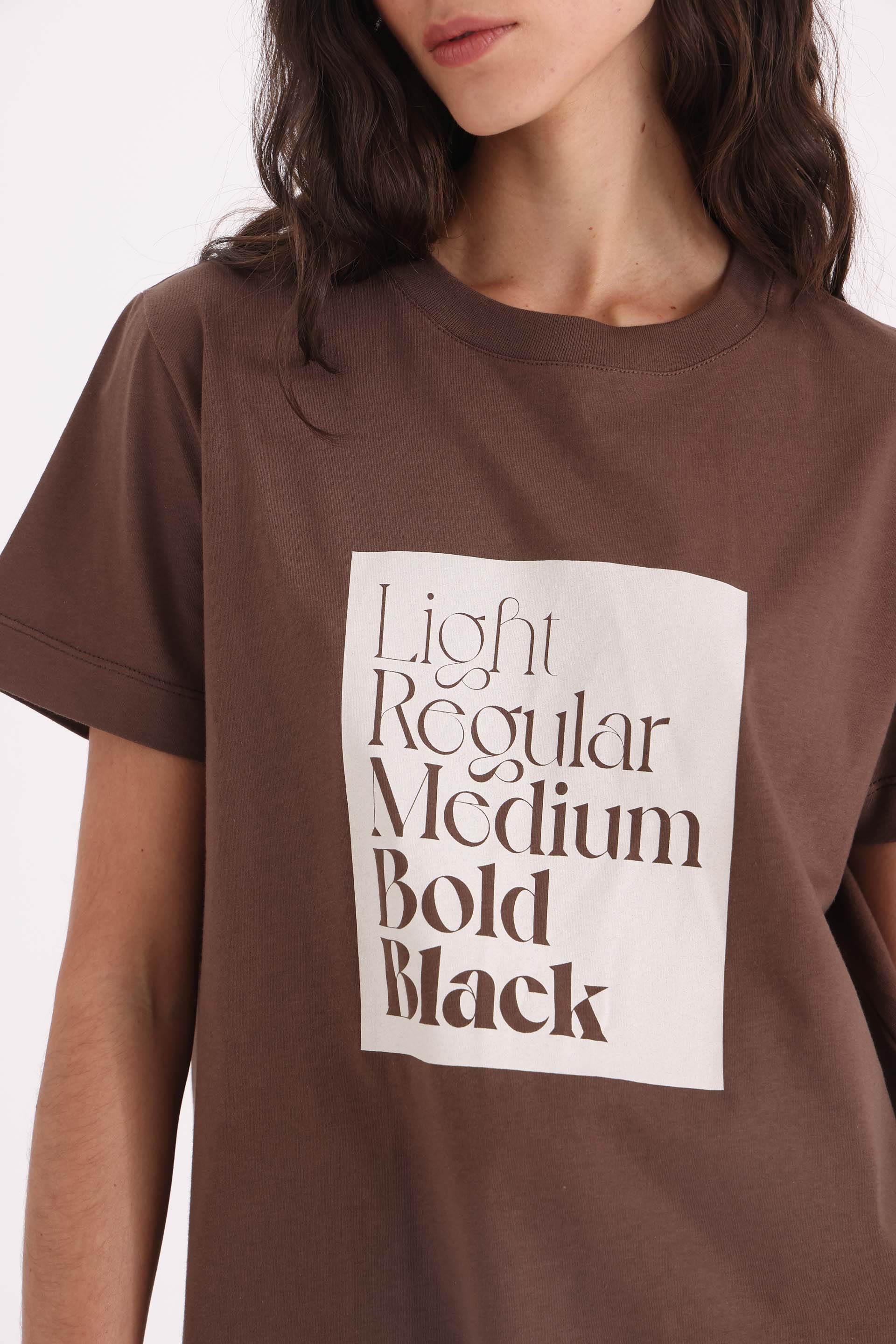 REMERA-ALGODÓN-MC-FONT-CHOCOLATE-24014911CH