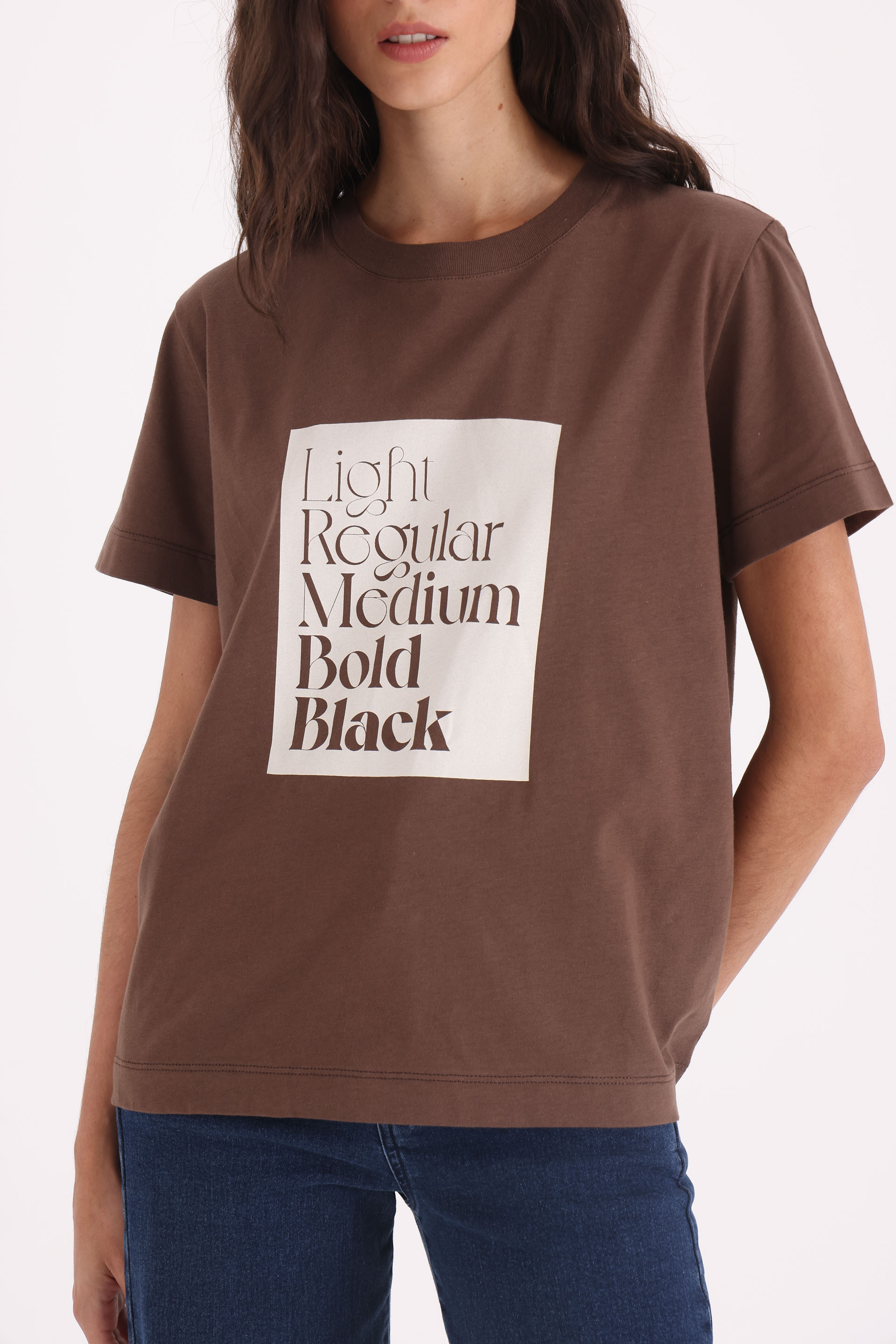 REMERA-ALGODÓN-MC-FONT-CHOCOLATE-24014911CH