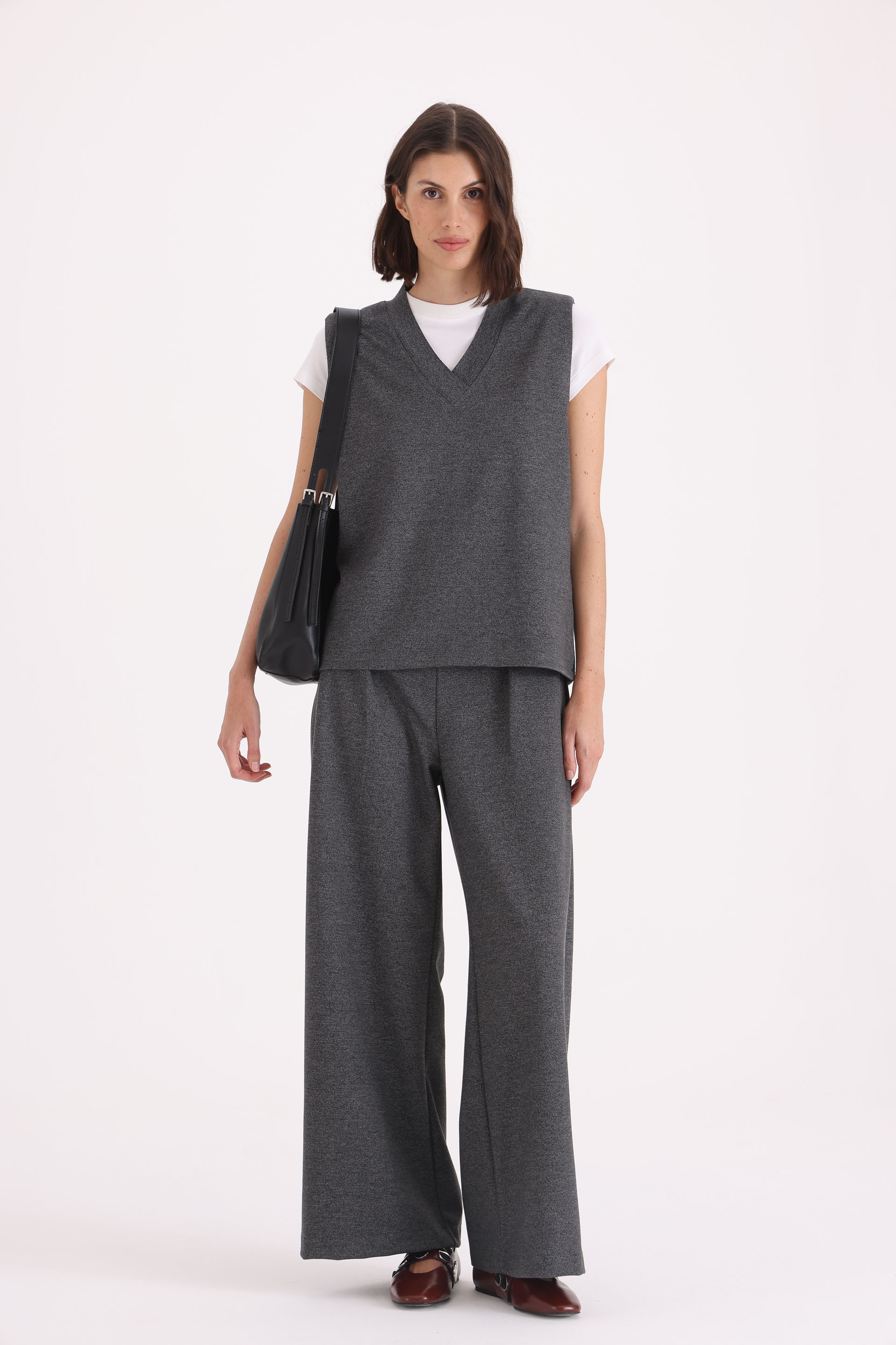 CHALECO-TEJIDO-CON-HOMBRERAS--GRIS MELANGE-1400093117