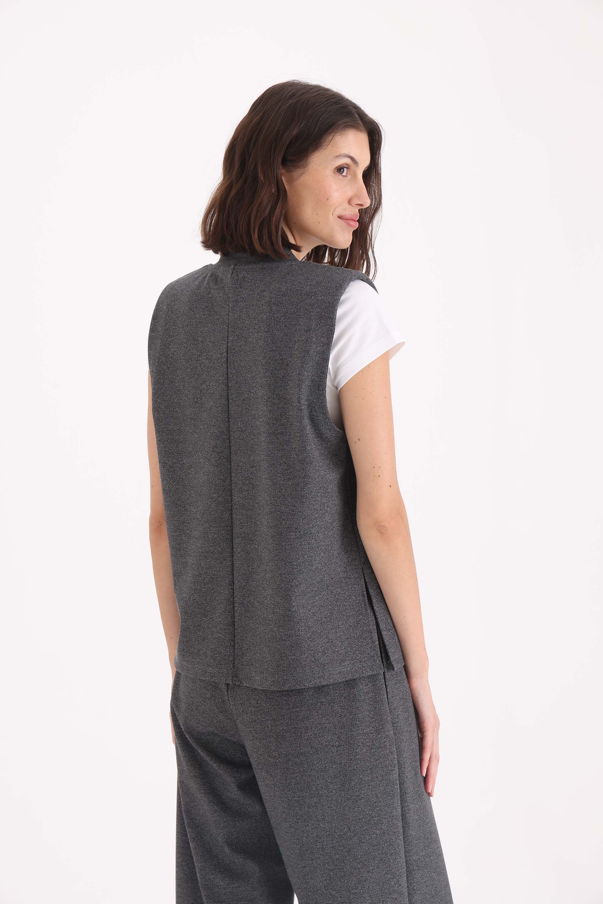 CHALECO-TEJIDO-CON-HOMBRERAS--GRIS MELANGE-1400093117