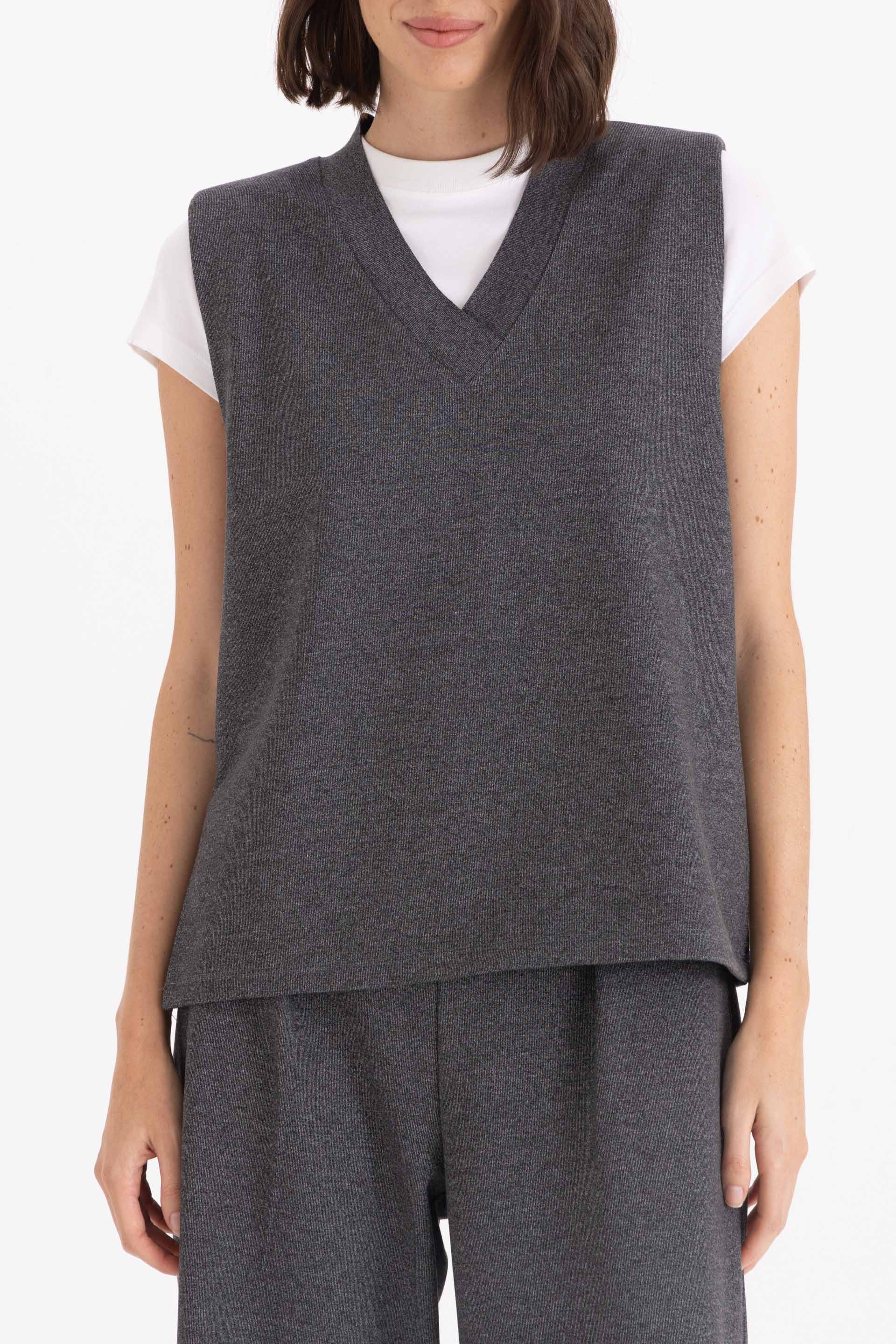 CHALECO-TEJIDO-CON-HOMBRERAS--GRIS MELANGE-1400093117