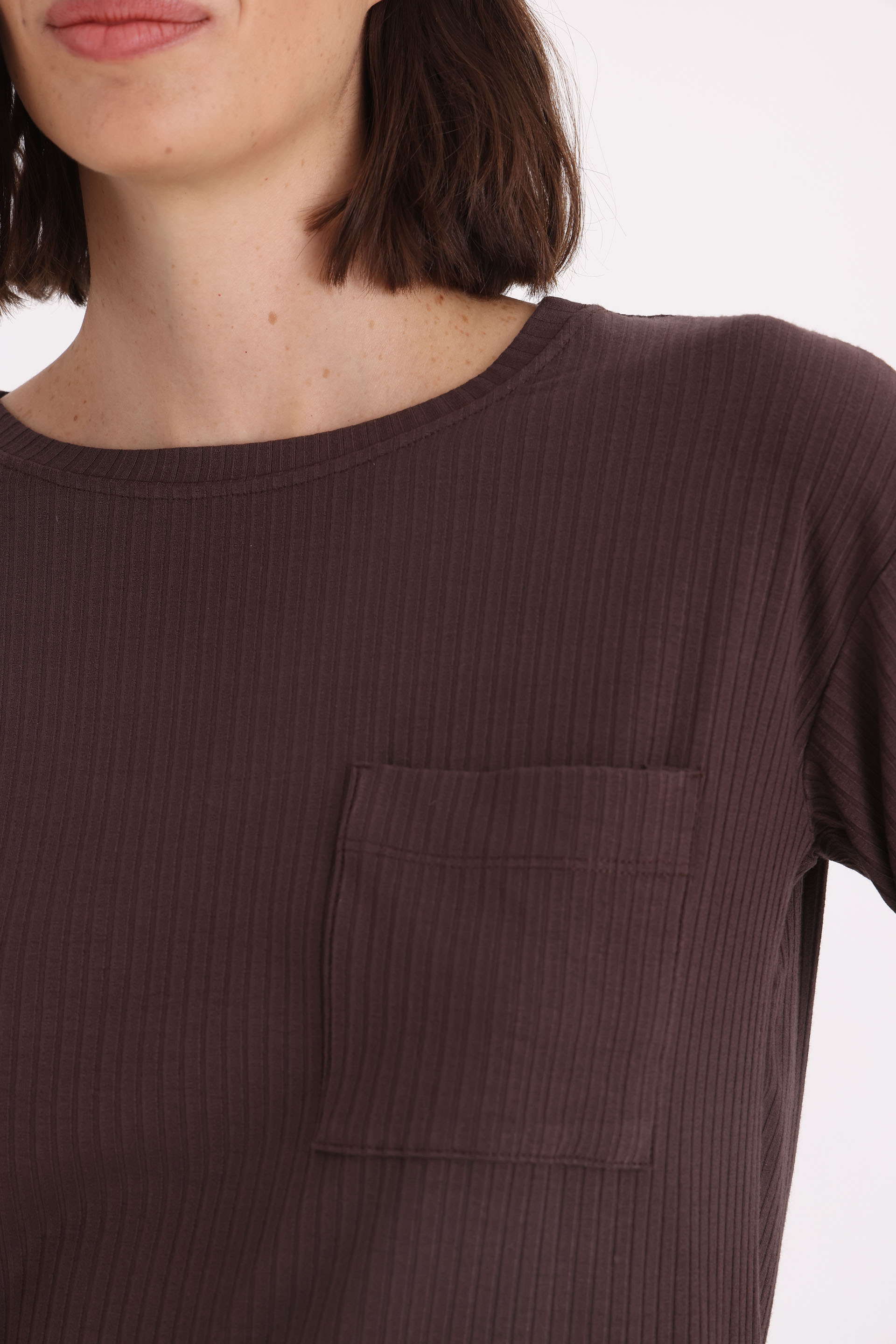 REMERA-ELOISE-MARRON OSCURO-2401314149