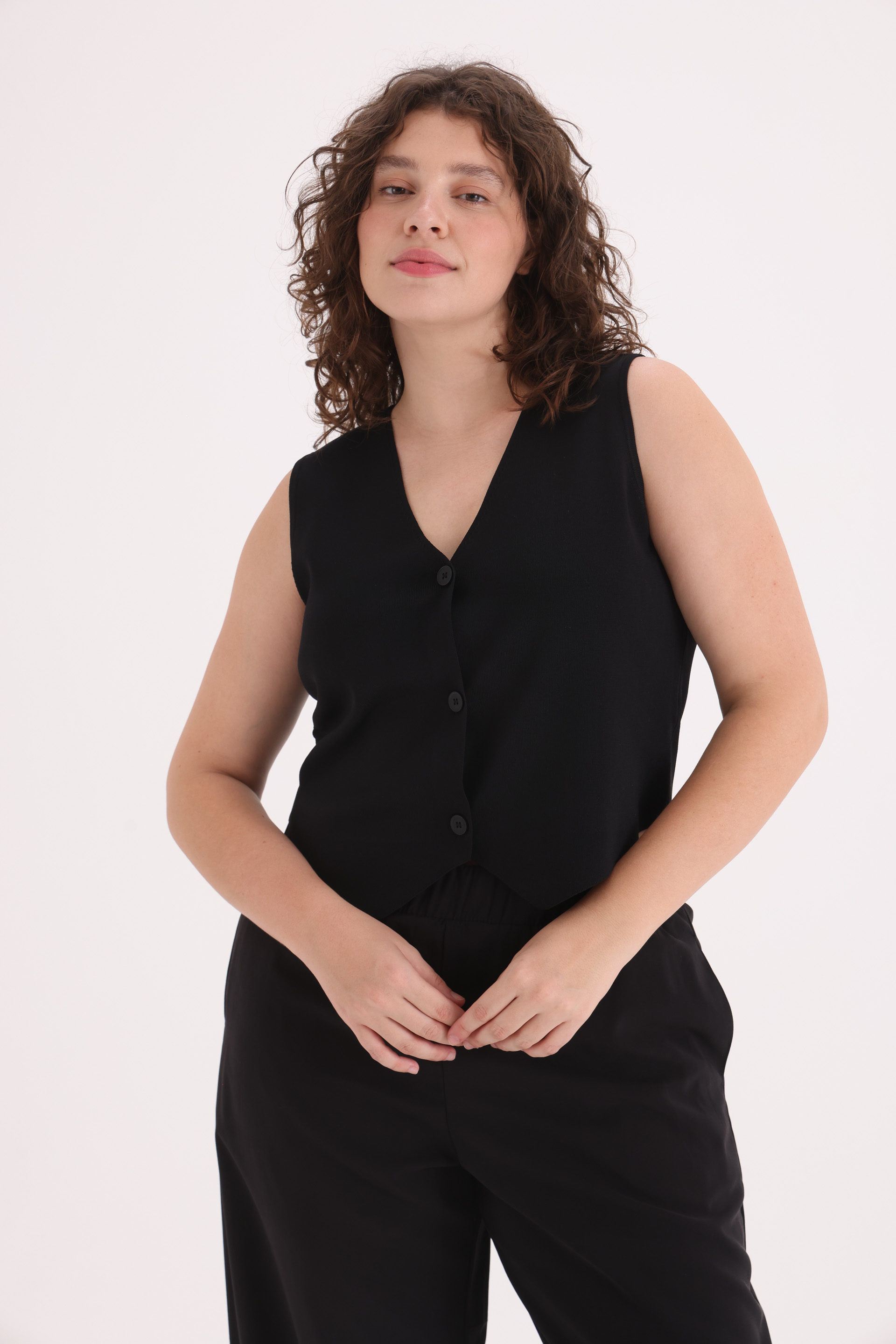 CHALECO-SASTRERO-SARA-NEGRO-0800365102