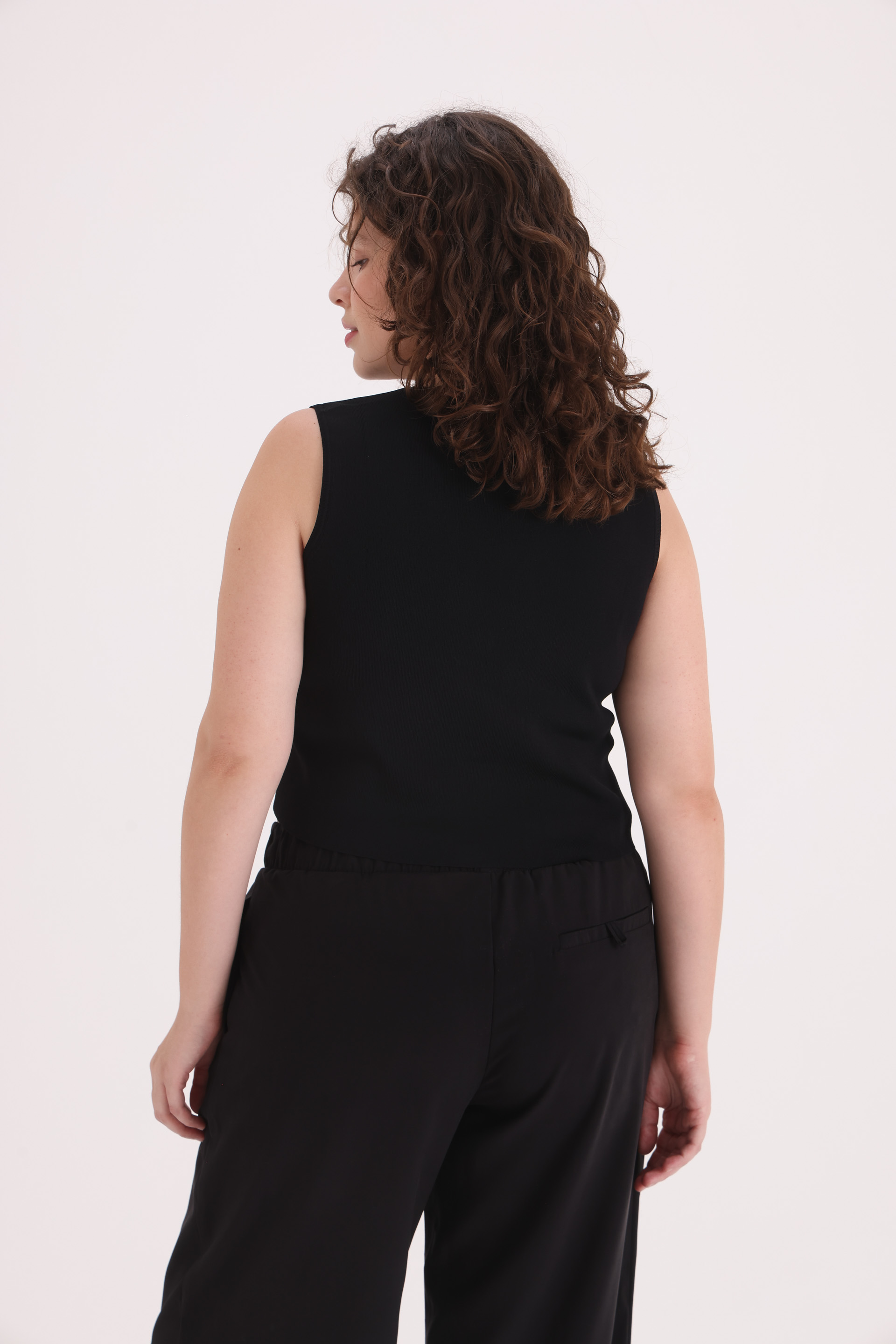 CHALECO-SASTRERO-SARA-NEGRO-0800365102