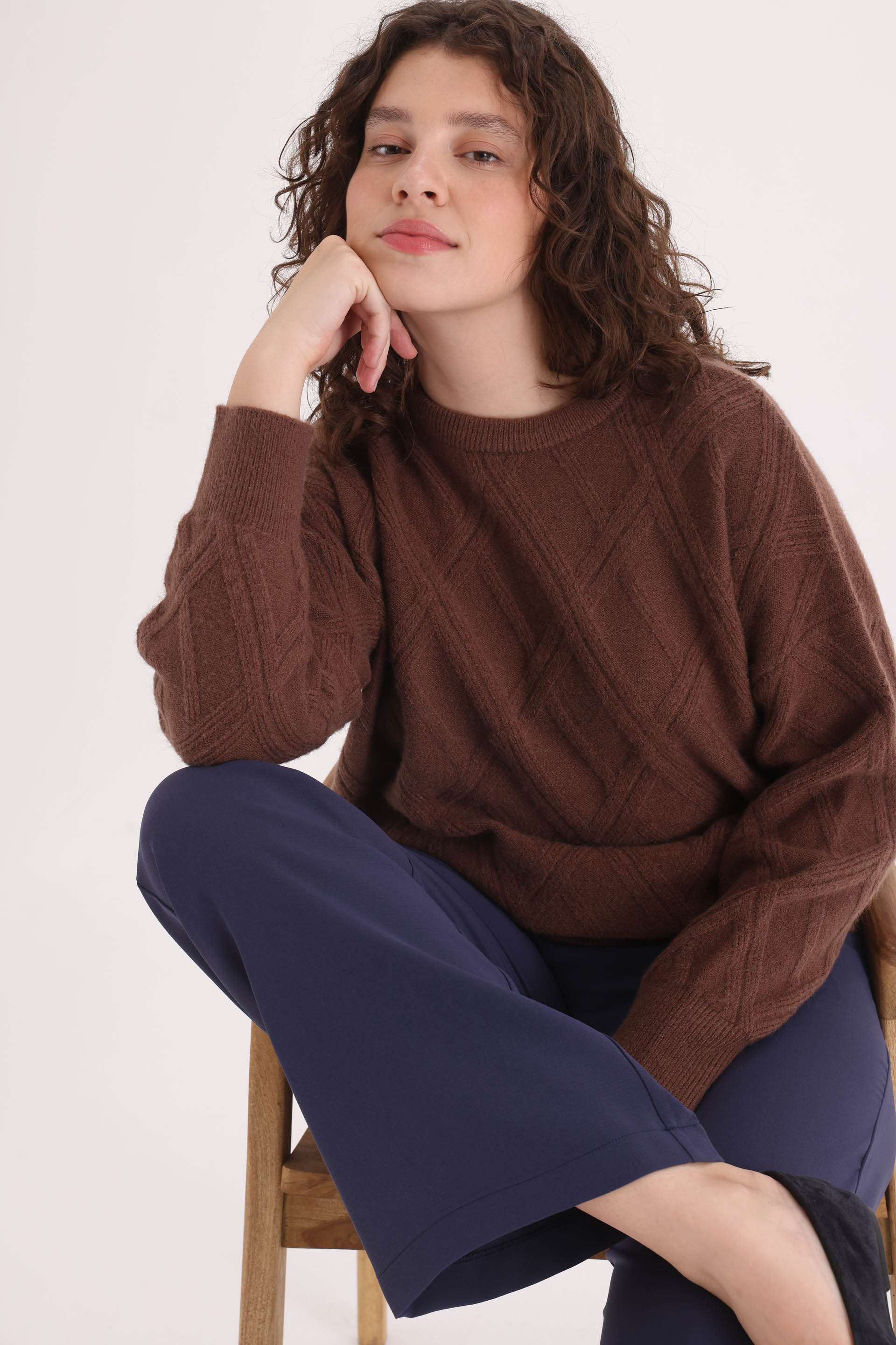 SWEATER-TEJIDO-CUELLO-REDONDO-INES-MARRON-0800378110