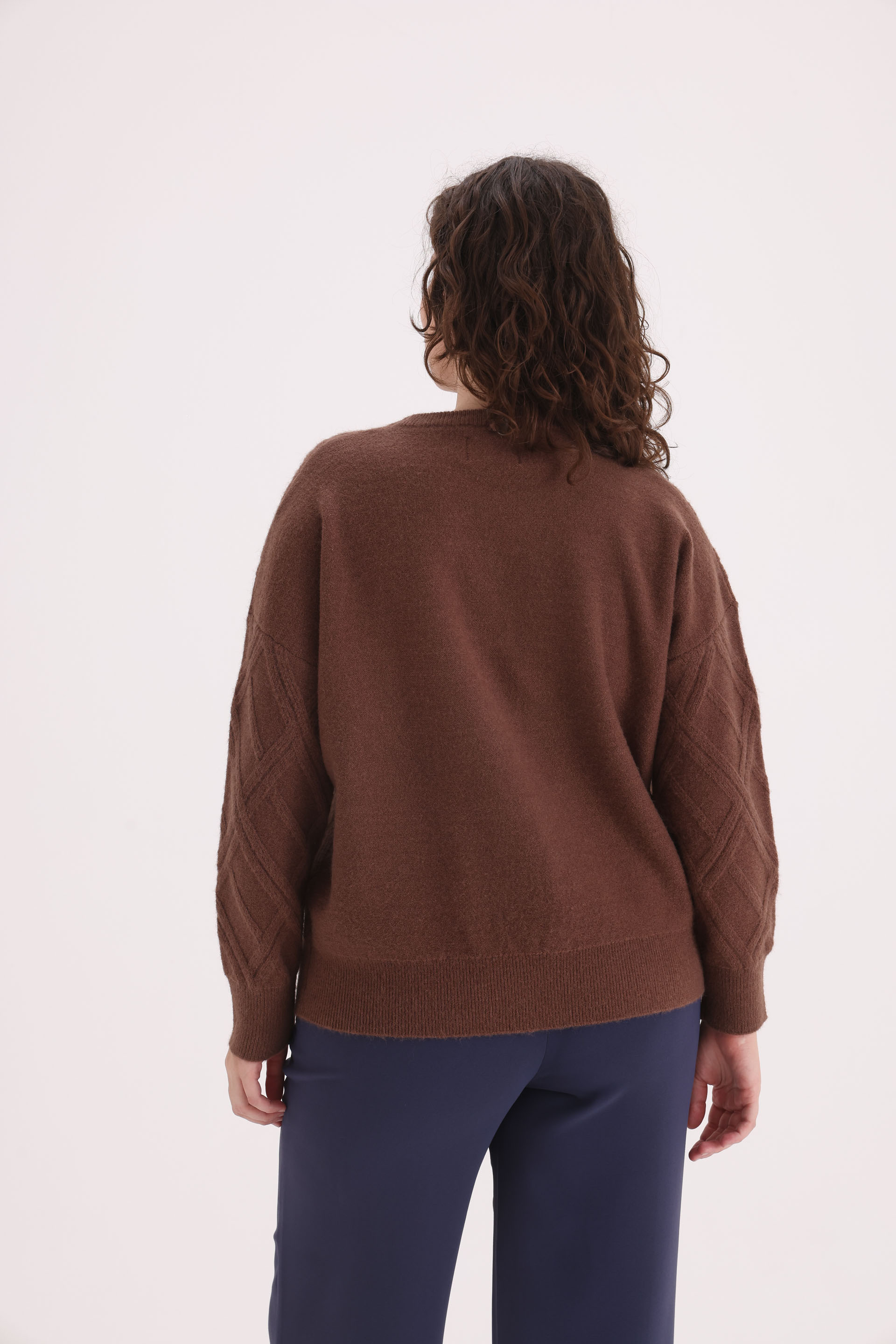 SWEATER-TEJIDO-CUELLO-REDONDO-INES-MARRON-0800378110