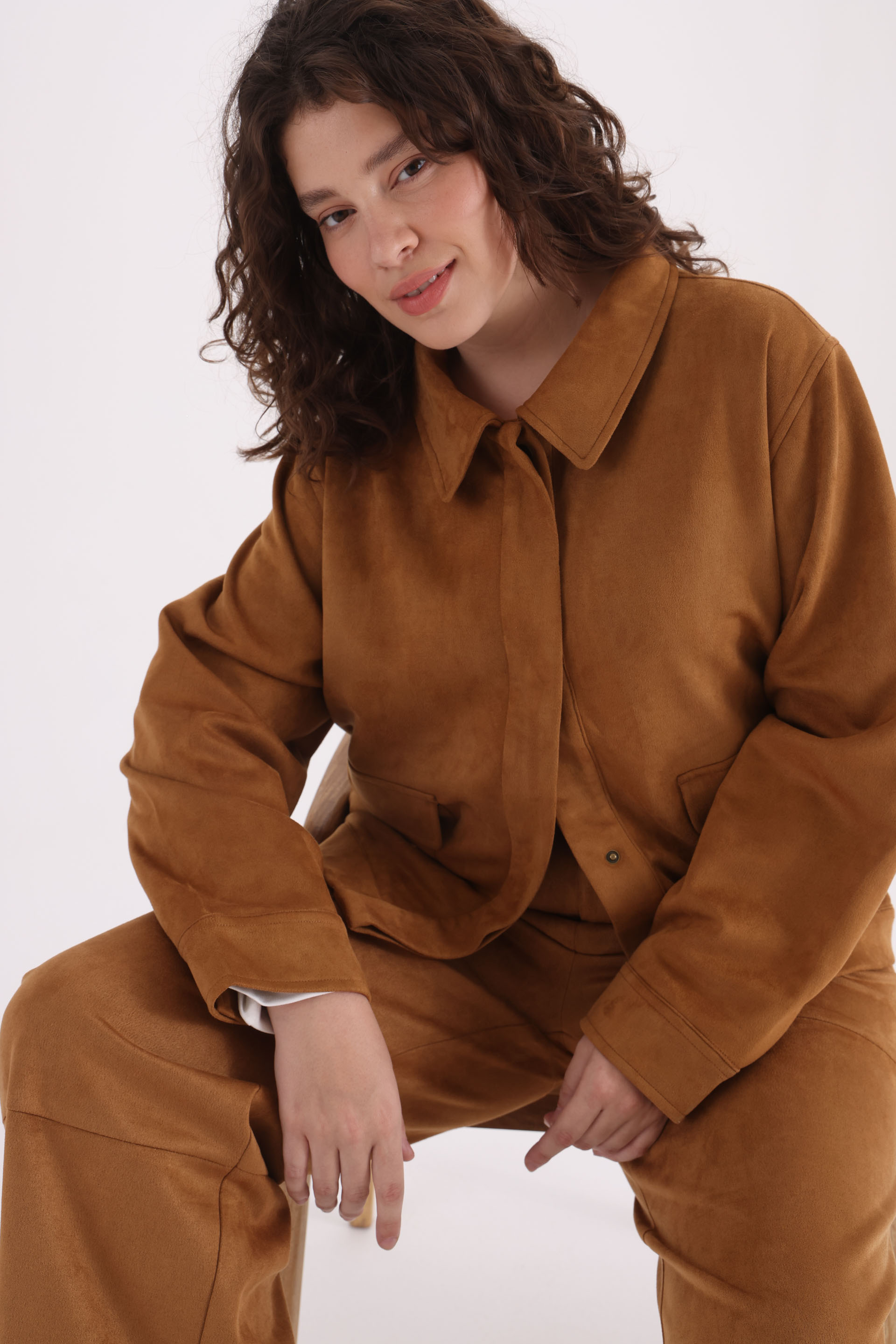 CHAQUETA-GAMUZA-REGULAR-FIT-CELINA-CAMEL-16001591CM